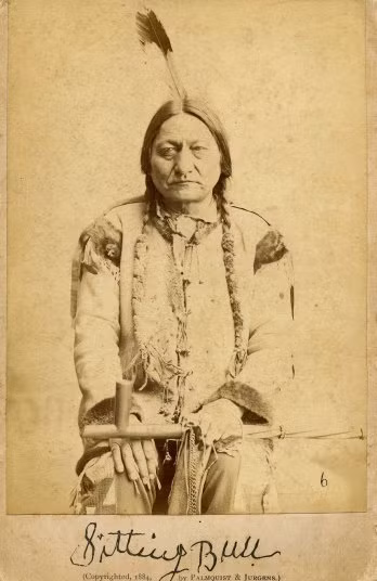 Trong ảnh là vị tù trưởng nổi tiếng Sitting Bul của bộ tộc người da đỏ Lakota Hunkpapa. Ông lãnh đạo bộ tộc của mình trong suốt những năm kháng chiến chống lại chính phủ Mỹ. Trận chiến đáng ghi nhớ nhất diễn ra ngày 25/06/1876 gần sông Little Bighorn, phía đông Montana Territory, gần khu vực Crow Agency MT ngày nay. Trung đoàn Kỵ binh 7 của Mỹ, bao gồm 700 người chỉ huy bởi tướng George Armstrong Custer, đã bị đánh bại. Năm tiểu đoàn của trung đoàn bị tiêu diệt.