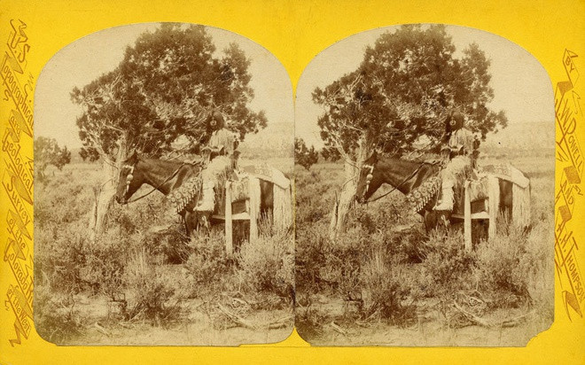 Trong những ngày đầu mới đến đất lạ, người Anh di cư sang Mỹ thường sống hòa bình với các bộ lạc bản địa xung quanh. Nhưng từ năm 1637 (chiến tranh Pequot), chính quyền thuộc địa ngầm tham gia các cuộc tranh chấp lãnh thổ giữa các bộ lạc, lợi dụng tình hình để chiếm đất, củng cố sức mạnh, đồng thời làm mất đoàn kết và suy giảm lực lượng của các bộ lạc thổ dân da đỏ.