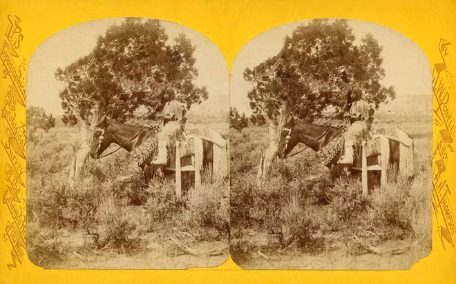 Trong những ngày đầu mới đến đất lạ, người Anh di cư sang Mỹ thường sống hòa bình với các bộ lạc bản địa xung quanh. Nhưng từ năm 1637 (chiến tranh Pequot), chính quyền thuộc địa ngầm tham gia các cuộc tranh chấp lãnh thổ giữa các bộ lạc, lợi dụng tình hình để chiếm đất, củng cố sức mạnh, đồng thời làm mất đoàn kết và suy giảm lực lượng của các bộ lạc thổ dân da đỏ.