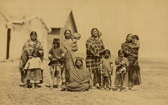  Người da đỏ sinh sống ở cả Bắc lẫn Nam Mỹ, hậu duệ của họ nay vẫn còn nhưng là thiểu số. Một số được đồng hóa và hòa nhập vào xã hội chung ở châu Mỹ. Có giả thuyết cho rằng gốc gác những người da đỏ có thể bắt nguồn từ dân châu Á sang Bắc Mỹ qua dải đất liền từng nằm ngang eo biển Bering, Canada, khoảng năm 12.000 trước Công nguyên.