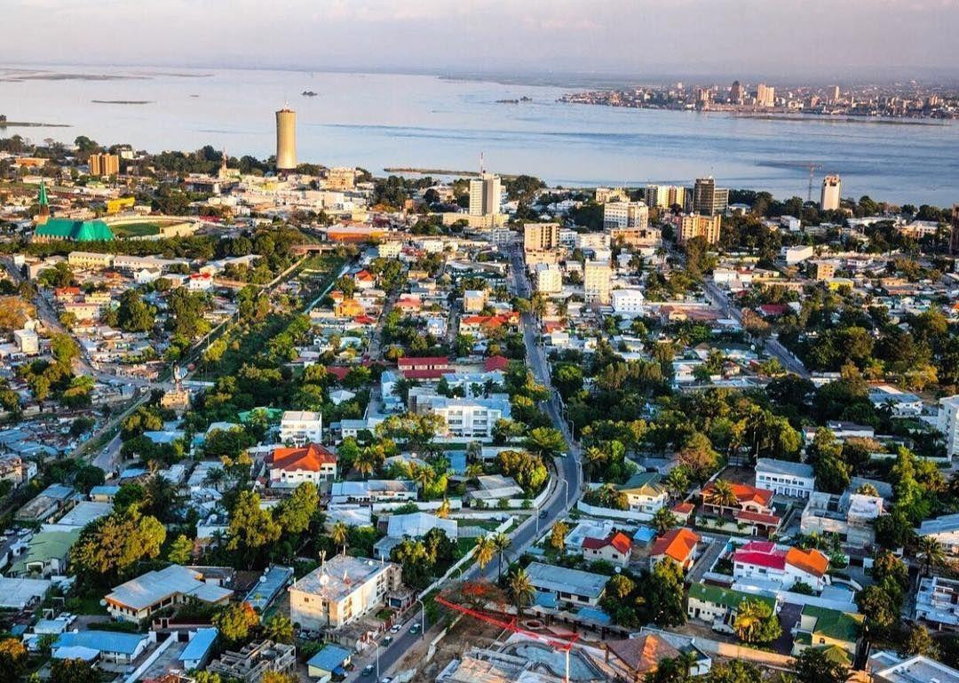 Thành phố Brazzaville (Cộng hòa Congo) và Kinshasa (Cộng hòa Dân chủ Congo) nằm đối diện nhau qua dòng sông Congo ở hạ lưu. Đây là hai thủ đô gần nhau nhất thế giới (khoảng 10 km).