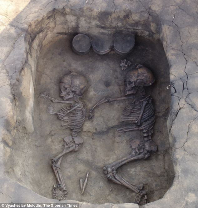 Tuy nhiên, một số giả thuyết cho rằng, phương thức chôn cất này có thể giúp chúng ta tìm hiểu những bí mật kinh hoàng thời cổ đại. Chẳng hạn, rất có thể những hài cốt nằm dưới mộ là một cặp vợ chồng. Khi người chồng qua đời, người vợ bị giết để an táng cùng. Ảnh: The Siberian Times