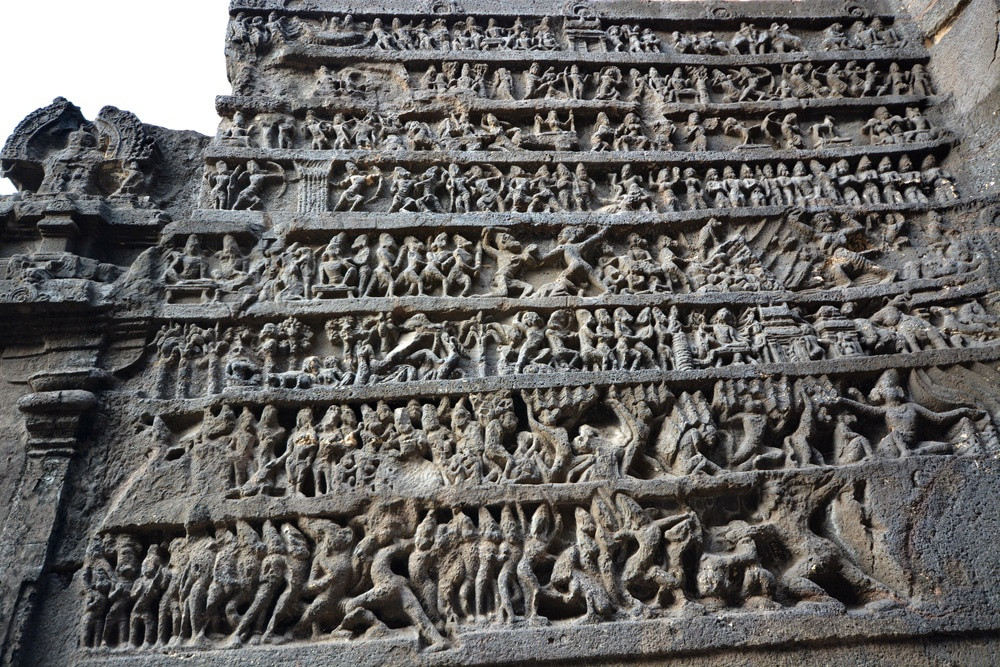 Ngôi đền Kailasa là bí ẩn lớn, chứa đựng nhiều vấn đề khôn lường bên trong. Các nhà khảo cổ ước tính có hơn 30 triệu bức chạm khắc tiếng Phạn vẫn chưa được dịch.