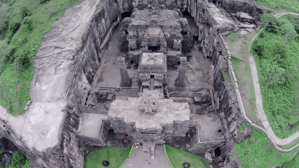 Lúc đầu, có ý kiến cho rằng ngôi đền được xây dựng chỉ trong 19 năm. Tuy nhiên, dựa trên vô số phong cách kiến trúc và điêu khắc riêng biệt, kết hợp với kích thước khổng lồ của ngôi đền, một số học giả tin rằng Kailasa được xây dựng qua nhiều thế kỷ.