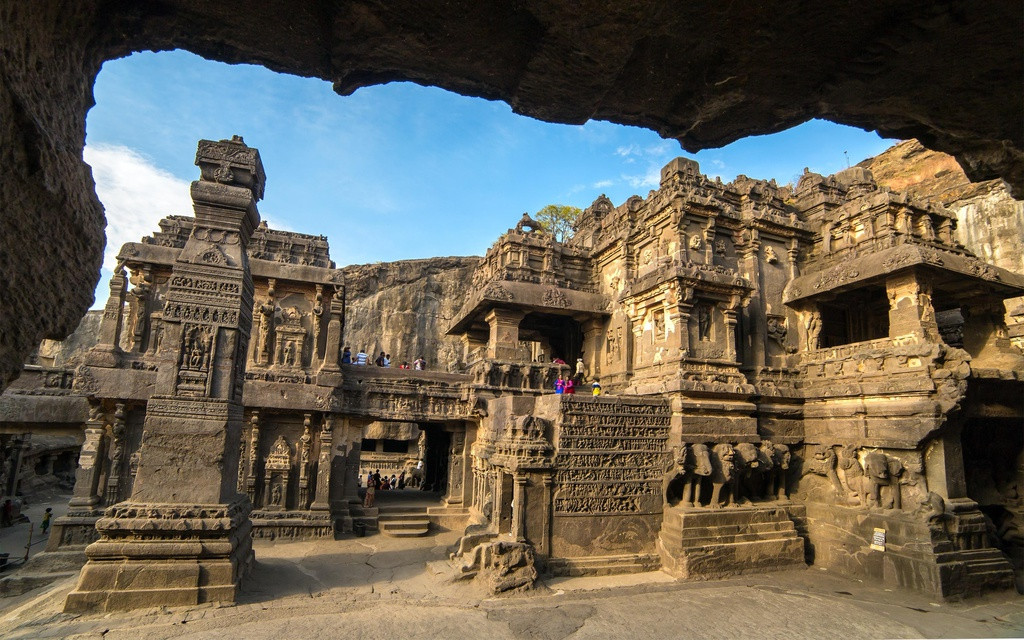 Thuộc địa điểm khảo cổ Ellora (Di sản Thế giới của UNESCO), đền Kailasa là công trình điêu khắc đá lâu đời nhất và lớn nhất thế giới. Một trong những điều tạo nên sức hút của ngôi đền là bí ẩn về nguồn gốc, các nhà điêu khắc và xây dựng. Các chuyên gia khảo cổ vẫn đang gặp khó khăn, thậm chí trong việc xác định độ tuổi chính xác của đền, mặc dù có bằng chứng sử học cho rằng Kailasa được thực hiện dưới sự bảo trợ của quốc vương Rashtrakuta, Krishna I (756-774).