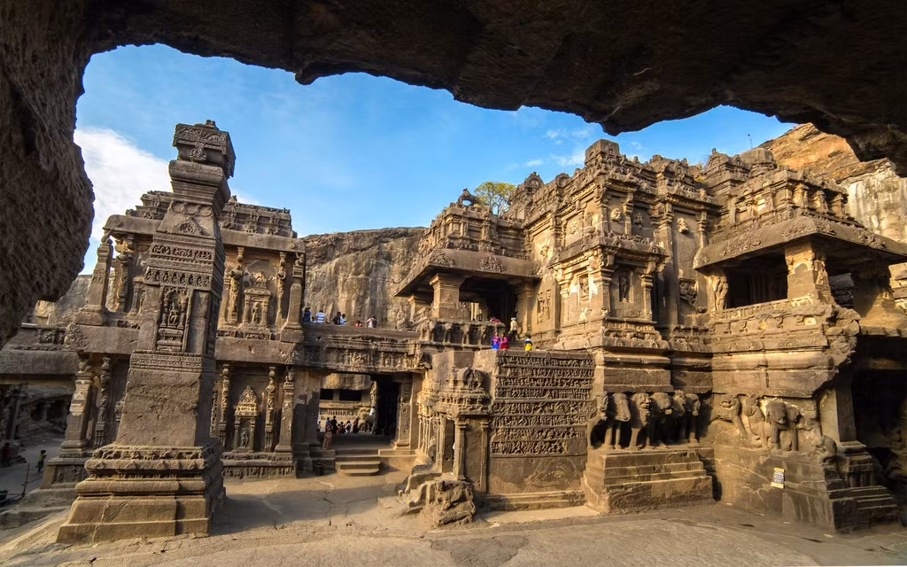 Thuộc địa điểm khảo cổ Ellora (Di sản Thế giới của UNESCO), đền Kailasa là công trình điêu khắc đá lâu đời nhất và lớn nhất thế giới. Một trong những điều tạo nên sức hút của ngôi đền là bí ẩn về nguồn gốc, các nhà điêu khắc và xây dựng. Các chuyên gia khảo cổ vẫn đang gặp khó khăn, thậm chí trong việc xác định độ tuổi chính xác của đền, mặc dù có bằng chứng sử học cho rằng Kailasa được thực hiện dưới sự bảo trợ của quốc vương Rashtrakuta, Krishna I (756-774).