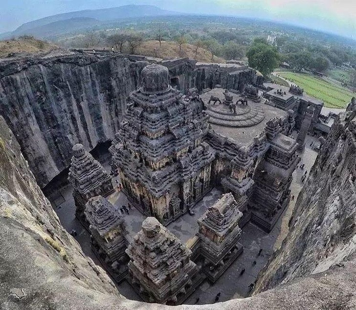 Sau khi phân tích kỹ lưỡng số giờ làm việc và số lượng người nỗ lực xây dựng, các chuyên gia kết luận khối lượng công việc để thực hiện ngôi đền là rất lớn. Họ cho rằng cần hơn 7.000 lao động để hoàn thành dự án. Những người công nhân này làm việc khoảng 18 giờ mỗi ngày. Vì không có điện, họ sử dụng gương để phản chiếu ánh sáng bên trong hang. Các chuyên gia ước tính sẽ mất khoảng 200 ngày, làm việc 24 giờ mỗi ngày, để thực hiện toàn bộ ngôi đền bằng công nghệ đương đại. Điều đó thậm chí không tính đến các chi tiết chạm khắc phức tạp trên cấu trúc nguyên khối này.