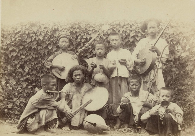 Việc mua bản quyền những bức ảnh này giúp bạn đọc có thể xem hình ảnh chân thực về cha ông ta, những phong cảnh, địa danh... nước ta hơn một thế kỷ trước. Trong ảnh là một ban nhạc với các nhạc công chơi: Đàn nguyệt, phách, thanh la, sáo, trống con, nhị, mõ, chiêng...