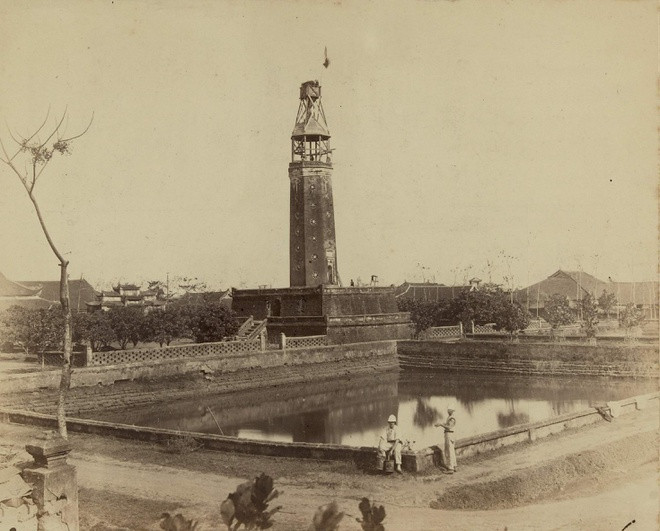 Mới đây, khi xuất bản tiếng Việt tác phẩm (qua bản dịch của Trương Quốc Toàn), công ty sách Nhã Nam đã mua bản quyền nhiều bức ảnh để in trong phần phụ lục. Ảnh trên chụp tháp và hồ nước trong thành Sơn Tây.