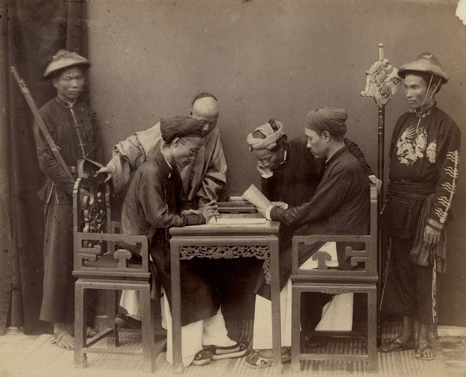 Sách cũng có nhiều tranh khắc, là những bức tranh thực hiện theo ảnh chụp của Hocquard khi ông tới Đông Dương 135 năm trước. Trong ảnh là các nho sĩ và thông ngôn ở tòa Công sứ Hà Nội, lính tập Bắc Kỳ và lính lệ.