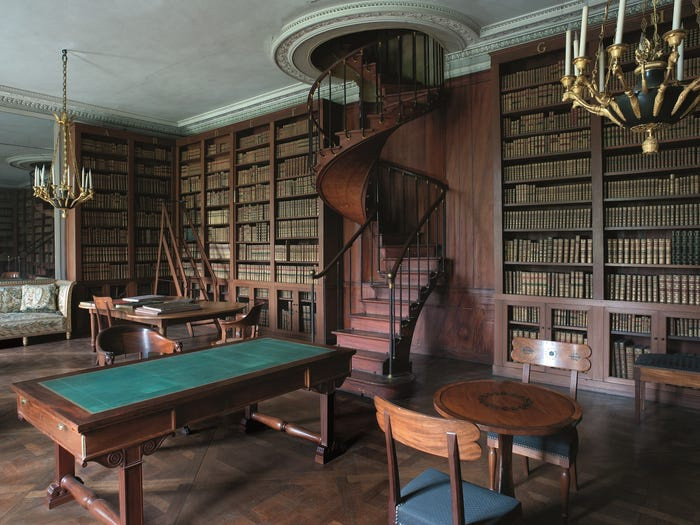 Fontainebleau cũng là nơi chứng kiến Napoleon I thoái vị. Theo New York Times, ông mô tả cung điện này là "ngôi nhà của mọi thời đại" và "nơi ở thật sự của các vị vua". Ảnh: Palace of Fontainebleau.