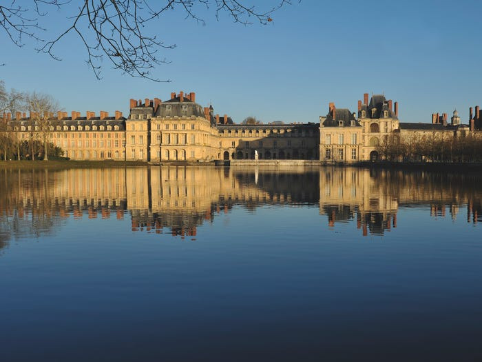 Công trình được xây dựng theo phong cách kiến trúc Phục hưng, với toàn bộ khuôn viên rộng hơn 121 ha, nằm cách trung tâm thủ đô Paris khoảng 55 km về phía đông nam. Ảnh: Palace of Fontainebleau.