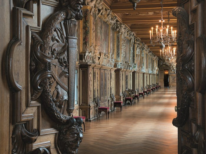 Toàn bộ cung điện có tổng cộng 1.500 căn phòng. Trải qua nhiều biến cố, Fontainebleau đã phải chịu cảnh tan hoang cho đến khi vua Francis I cho tu sửa vào thế kỷ 16. Ông được truyền cảm hứng từ vẻ đẹp thẩm mỹ của Phục hưng Italy, nên đã chỉ đạo các kiến trúc sư thiết kế một "Roma mới" cho công trình này. Ảnh: Palace of Fontainebleau.