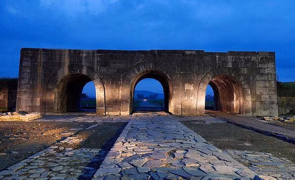 Vốn xuất thân từ Thanh Hóa, ngay từ khi còn nắm quyền hành lớn dưới thời Trần, Hồ Quý Ly đã cho xây dựng kinh đô mới ở Vĩnh Lộc (Thanh Hóa). Sau này, Hồ Quý Ly chuyển kinh đô nhà Hồ về tại chính quê hương ông. Hiện nay, ở Vĩnh Lộc, di tích thành nhà Hồ vẫn còn, đã được UNESCO công nhận là di sản văn hóa.