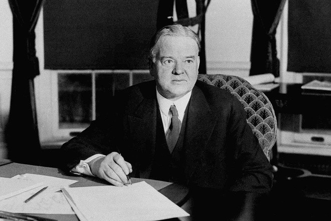 br/> 7. Herbert Hoover gây dựng được khối tài sản đáng kể trước khi trở thành tổng thống thứ 31 của Mỹ. Ông bỏ học từ năm 13 tuổi để làm việc cho chú. Sau đó, ông đi học lại và tốt nghiệp Đại học Stanford ngành kỹ sư. Sau thời gian làm việc chăm chỉ trong ngành khai thác mỏ, ông Hoover tích lũy được khoảng 100 triệu USD tính đến năm 1914. Trong nhiệm kỳ tổng thống, ông không nhận lương mà quyên góp cho các tổ chức từ thiện và gây quỹ cho nhân viên. Ảnh: AP.