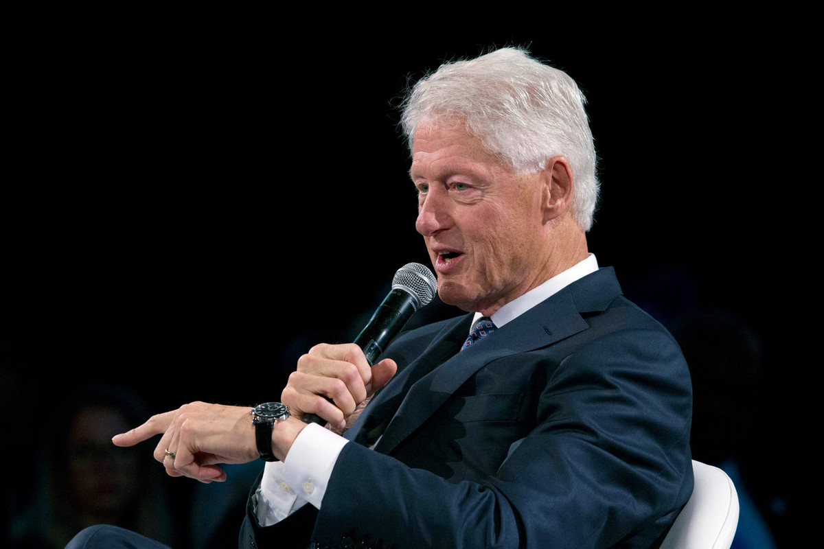  8. Bill Clinton lớn lên trong gia đình thuộc tầng lớp lao động. Cha của ông, đã mất vài tháng trước khi con trai chào đời, là nhân viên bán hàng. Mẹ cựu tổng thống thứ 42 của Mỹ học điều dưỡng và tái hôn với người kinh doanh ôtô. Tài sản của ông Clinton tăng lên theo cấp số nhân sau thời gian tại vị. Ngoài tiền lương cựu tổng thống (khoảng hơn 200.000 USD/năm), ông còn kiếm được hàng triệu USD từ việc viết sách và diễn thuyết. Ông Clinton hiện có trong tay khoảng 75 triệu USD. Ảnh: AP.