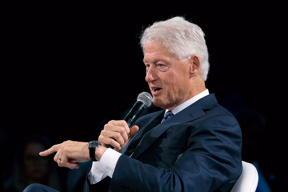  8. Bill Clinton lớn lên trong gia đình thuộc tầng lớp lao động. Cha của ông, đã mất vài tháng trước khi con trai chào đời, là nhân viên bán hàng. Mẹ cựu tổng thống thứ 42 của Mỹ học điều dưỡng và tái hôn với người kinh doanh ôtô. Tài sản của ông Clinton tăng lên theo cấp số nhân sau thời gian tại vị. Ngoài tiền lương cựu tổng thống (khoảng hơn 200.000 USD/năm), ông còn kiếm được hàng triệu USD từ việc viết sách và diễn thuyết. Ông Clinton hiện có trong tay khoảng 75 triệu USD. Ảnh: AP.