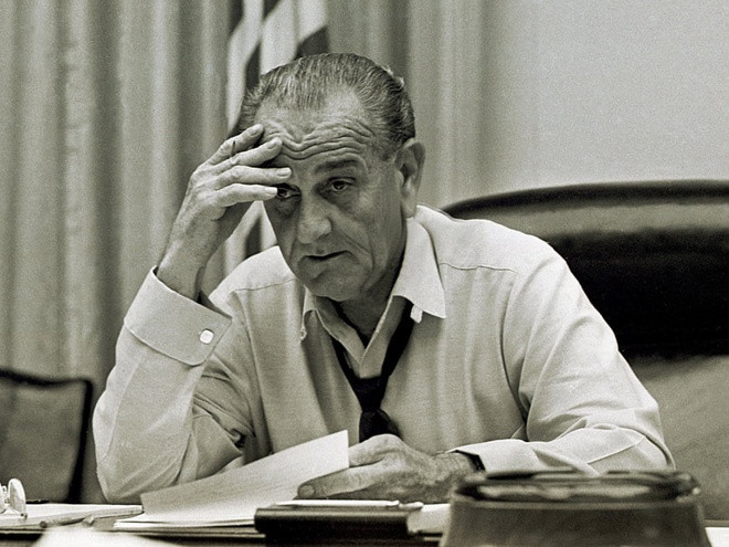 br/> 6. Lyndon B. Johnson được bầu làm phó tổng thống tranh cử với ông John F. Kennedy. Sau vụ ám sát cố Tổng thống Kennedy vào năm 1963, ông Johnson tuyên thệ nhậm chức tổng thống thứ 36 của Mỹ. Ông Lyndon B. Johnson được sinh ra trong gia đình lao động, sống trong trang trại nhỏ ở Texas. Do đó, ông thấu hiểu giai cấp công nhân.Vị cố tổng thống tốt nghiệp đại học và trở thành giáo viên trước khi bước vào chính trường. Sự nghiệp chính trị đã giúp ông trở nên giàu có. Đến cuối đời, ông Lyndon B. Johnson có khối tài sản ròng hơn 109 triệu USD. Ảnh: AP.