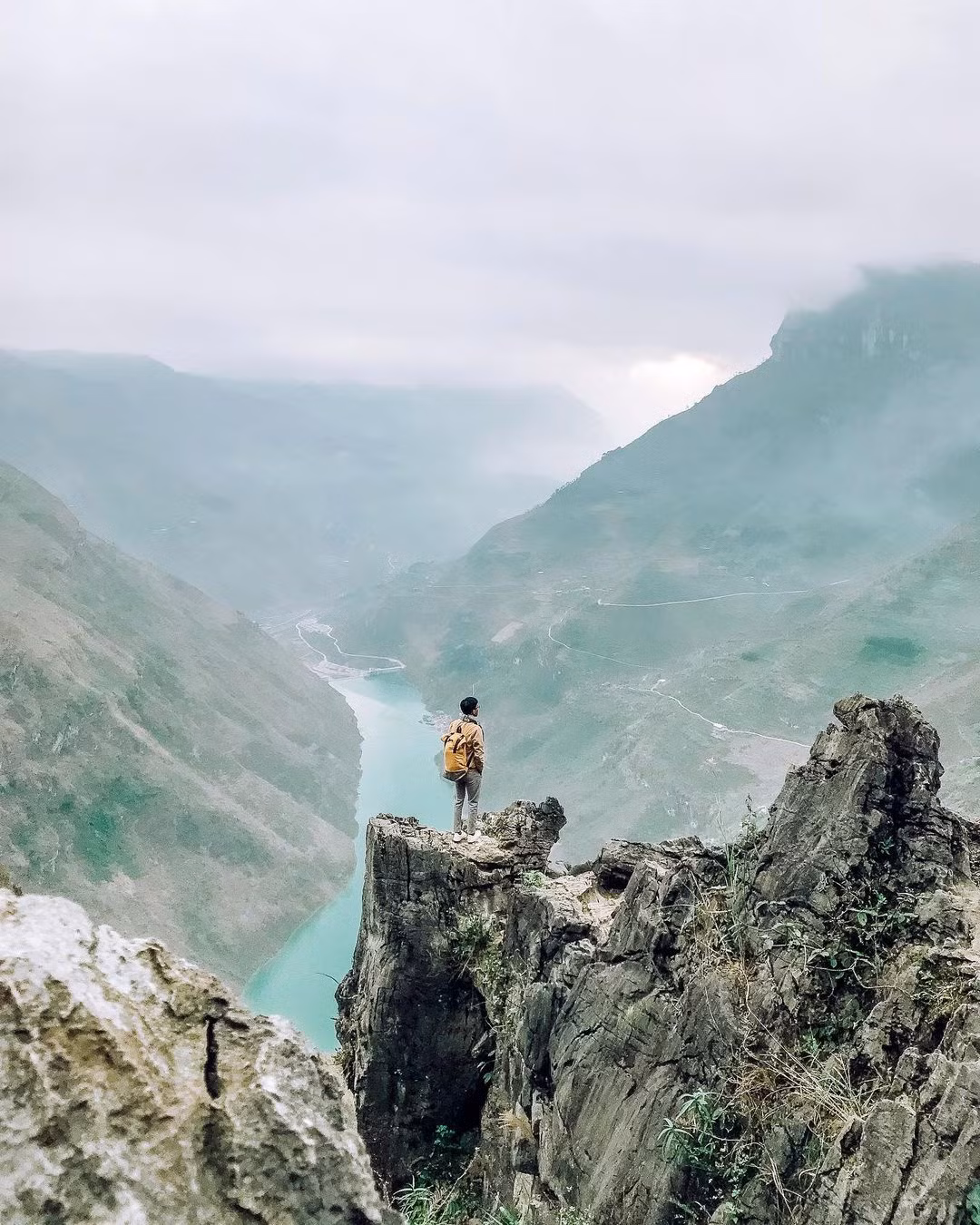 Miền núi phía bắc luôn là điểm đến thu hút du khách thích khám phá. Mã Pì Lèng (Hà Giang), Ô Quy Hồ (nối liền Lào Cai và Lai Châu), Khau Phạ (Yên Bái) và Pha Đin (nối liền Sơn La và Điện Biên) với những khúc cua hiểm trở, khung cảnh rừng núi tuyệt đẹp được mệnh danh là tứ đại đỉnh đèo của Việt Nam. Ảnh: Nguyenn.anhtuan.