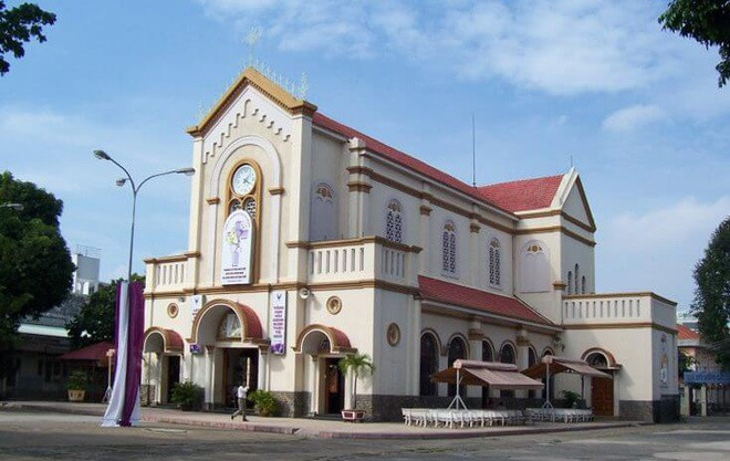 Vốn người mộ đạo, ông đã dùng gia sản khổng lồ của mình để xây các nhà thờ bề thế ở Sài Gòn như nhà thờ Huyện Sỹ và nhà thờ Chí Hòa ngày nay. Con trai của ông là kỹ sư Lê Phát Thanh cũng bỏ tiền xây nhà thờ Hạnh Thông Tây, nay thuộc quận Gò Vấp, TP.HCM.