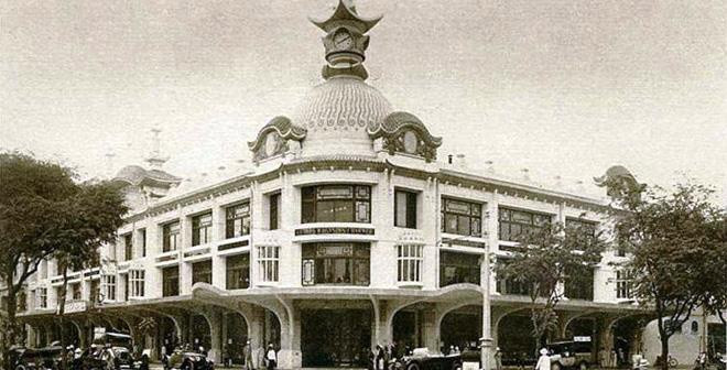 Người được đánh giá thuộc top giàu giai đoạn này còn có Trần Trinh Trạch (1872-1942). Ông là một trong những đồng sáng lập Ngân hàng Việt Nam năm 1927, ngân hàng đầu tiên do chính người Việt sáng lập và điều hành, trụ sở đặt tại Sài Gòn.