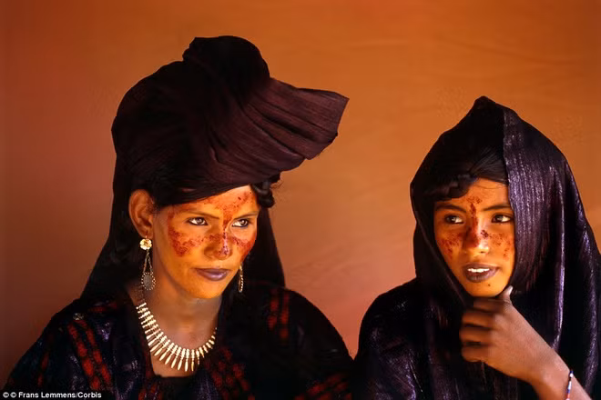 Hai người phụ nữ Tuareg ở Niger. Nữ giới trong bộ tộc này có quyền quan hệ tình dục với nhiều đàn ông khác ngoài mối quan hệ hôn nhân. Nam giới Tuareg có thể tới lều của người phụ nữ mà họ thích và ở lại đó qua đêm. Thành viên trong gia đình sẽ giữ im lặng theo phép lịch sự. Người phụ nữ ấy vẫn có thể đón tiếp người đàn ông khác vào ngày hôm sau. "Họ có thể làm như vậy vì bộ tộc Tuareg có quy tắc tôn trọng quyền riêng tư của mỗi cá nhân", Bulter giải thích.