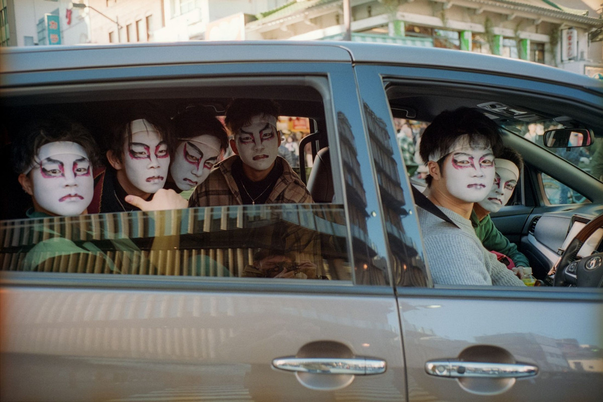 In Color in Japan là sách ảnh đầu tiên được xuất bản của ông. Tập sách gồm hai phiên bản màu đen và trắng, chọn lọc 130 bức ảnh đẹp nhất, về cuộc sống ở đất nước Mặt Trời mọc. Ảnh: Shin Noguchi.