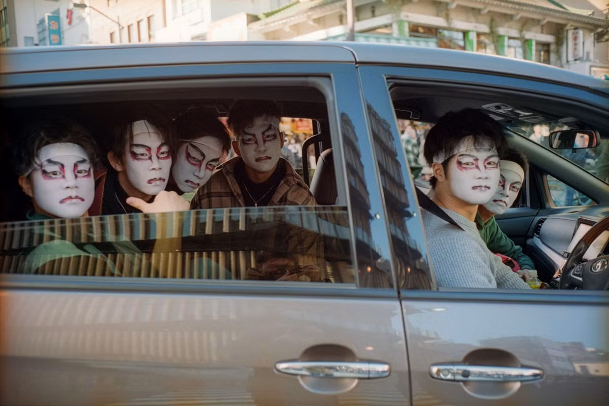 In Color in Japan là sách ảnh đầu tiên được xuất bản của ông. Tập sách gồm hai phiên bản màu đen và trắng, chọn lọc 130 bức ảnh đẹp nhất, về cuộc sống ở đất nước Mặt Trời mọc. Ảnh: Shin Noguchi.