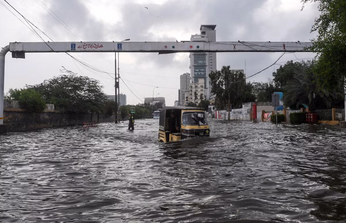  Mưa gió mùa ở Pakistan: Mưa gió mùa tràn ngập các vùng của Pakistan gây hỗn loạn vào cuối tháng 8. Hơn 1.000 ngôi nhà ở thành phố Karachi bị phá hủy bởi lũ lụt. Nước thải quét qua các đường phố sau 3 ngày mưa. Hàng triệu người được di dời. Sự kiện này được mô tả như là mùa mưa tồi tệ nhất ở Karachi.