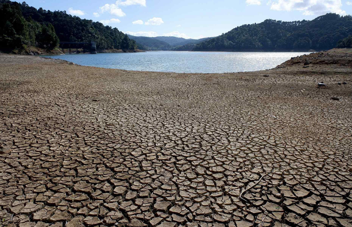  Hạn hán ở Auckland, New Zealand: Auckland bị ảnh hưởng với 4 tháng khô hạn nhất trong lịch sử thành phố. Hạn hán khắc nghiệt khiến mực nước trong hồ chứa ở đập giảm xuống dưới 50% lần đầu tiên sau 25 năm. Công ty cấp nước Watercare ở địa phương phải kêu gọi người dân tiết kiệm nước.