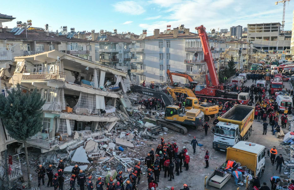  Động đất ở Thổ Nhĩ Kỳ: Miền Đông Thổ Nhĩ Kỳ bị rung chuyển bởi trận động đất 6,7 độ richter vào ngày 24/1. Trận động đất lớn xảy ra gần thị trấn Sivrice, phía đông tỉnh Elazig, làm sập các tòa nhà, ít nhất 22 người thiệt mạng và hàng chục người bị mắc kẹt. Hơn 1.600 người bị thương do chấn động và dư chấn kinh hoàng của trận động đất.