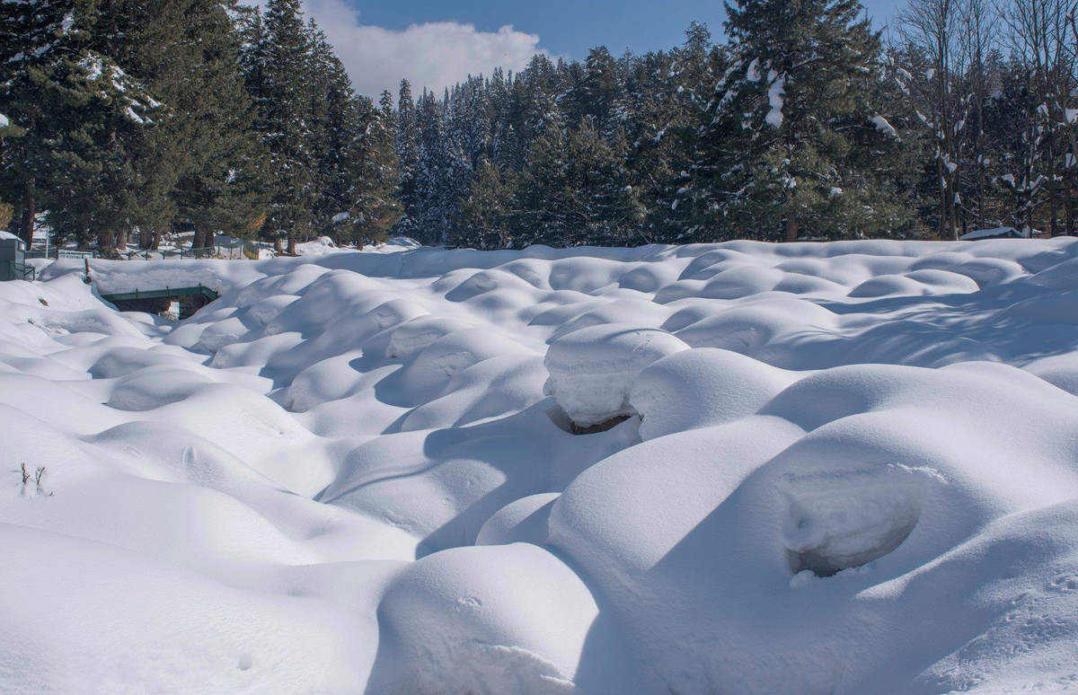  Tuyết rơi ở Kashmir, Ấn Độ: Kashmir trải qua trận tuyết rơi dày nhất được ghi nhận trong 40 năm. Đường xá bị phong tỏa, xe cộ mắc kẹt và đường điện hư hỏng do tuyết bao phủ. Các trận tuyết lở phá hủy những ngôi nhà và giết chết hàng chục người. Hình ảnh ghi lại một con suối được bao phủ bởi tuyết ở Pahalgam, phía bắc Srinagar, thủ phủ mùa hè của Kashmir.