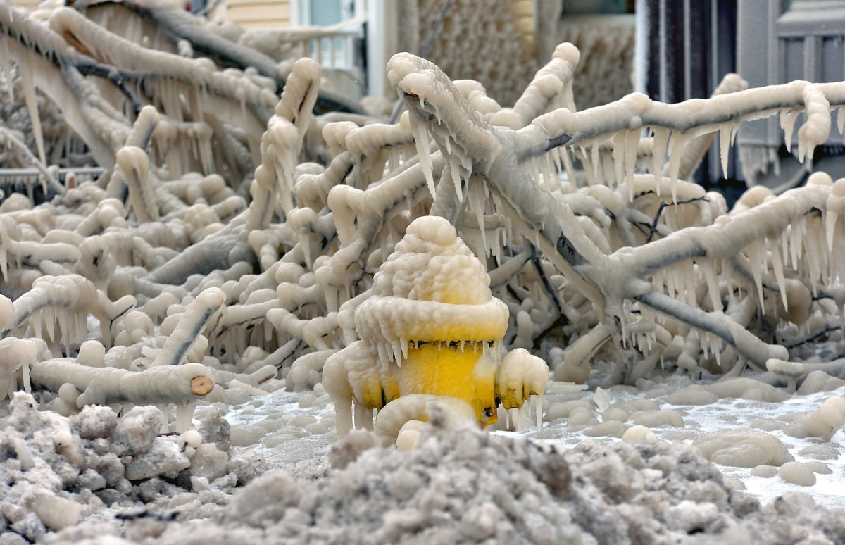  Bão mùa đông ở New York, Mỹ: Cơn gió mùa đông khắc nghiệt ập đến các vùng ngoại ô New York vào tháng 2, gây ra những trận bão tuyết và tuyết rơi cùng với không khí lạnh quét qua Great Lakes (nhóm hồ nước ngọt lớn nhất trên thế giới). Tuyết vùi lấp các tòa nhà, đóng băng nhiều hồ nước. Bão tuyết gây nguy hiểm cho người lái xe.