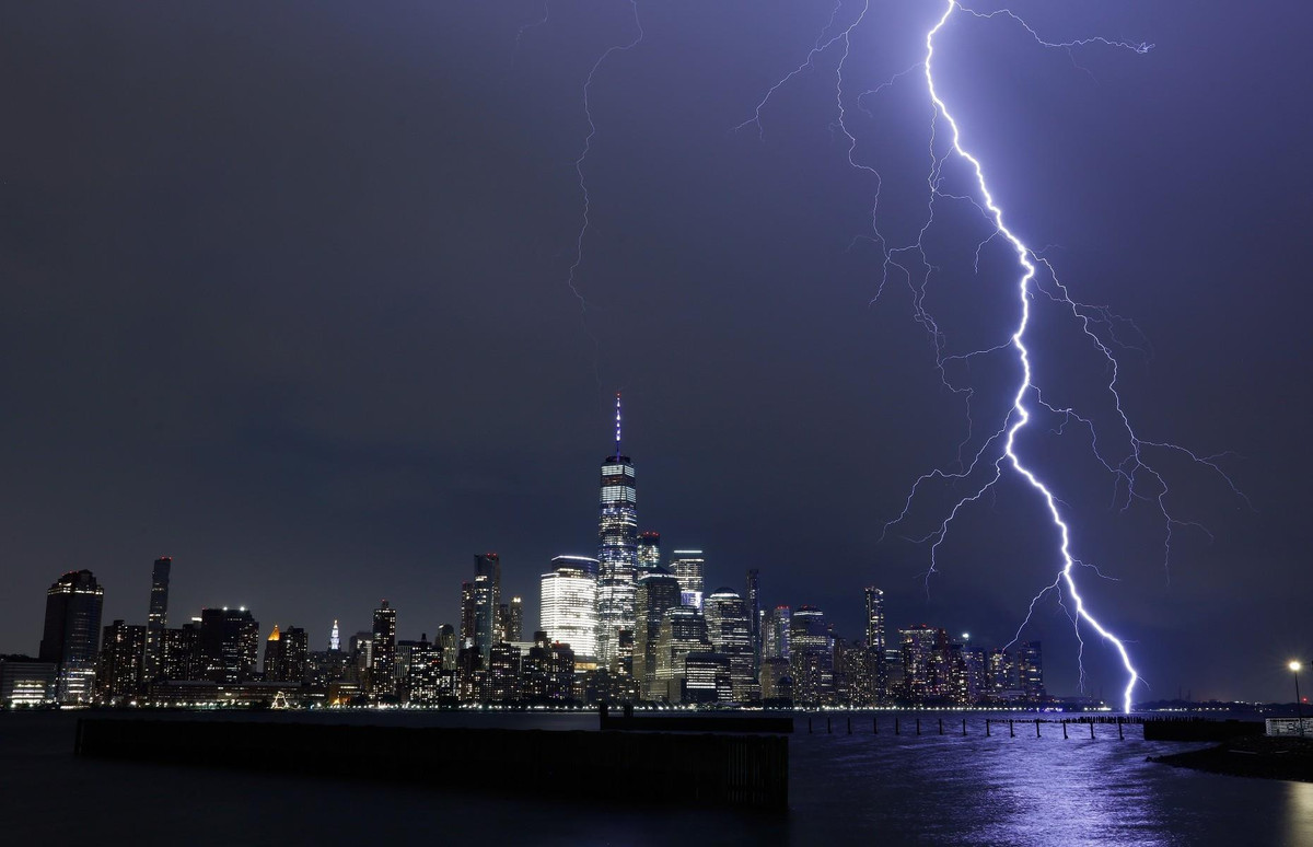  Sấm sét ở New York, Mỹ: Cuối tháng 9, trong cơn giông bão, loạt tia sét thẳng đứng đánh trúng khu vực phía nam của Manhattan ở thành phố New York. Hiện tượng này đã tạo ra khung cảnh ngoạn mục.