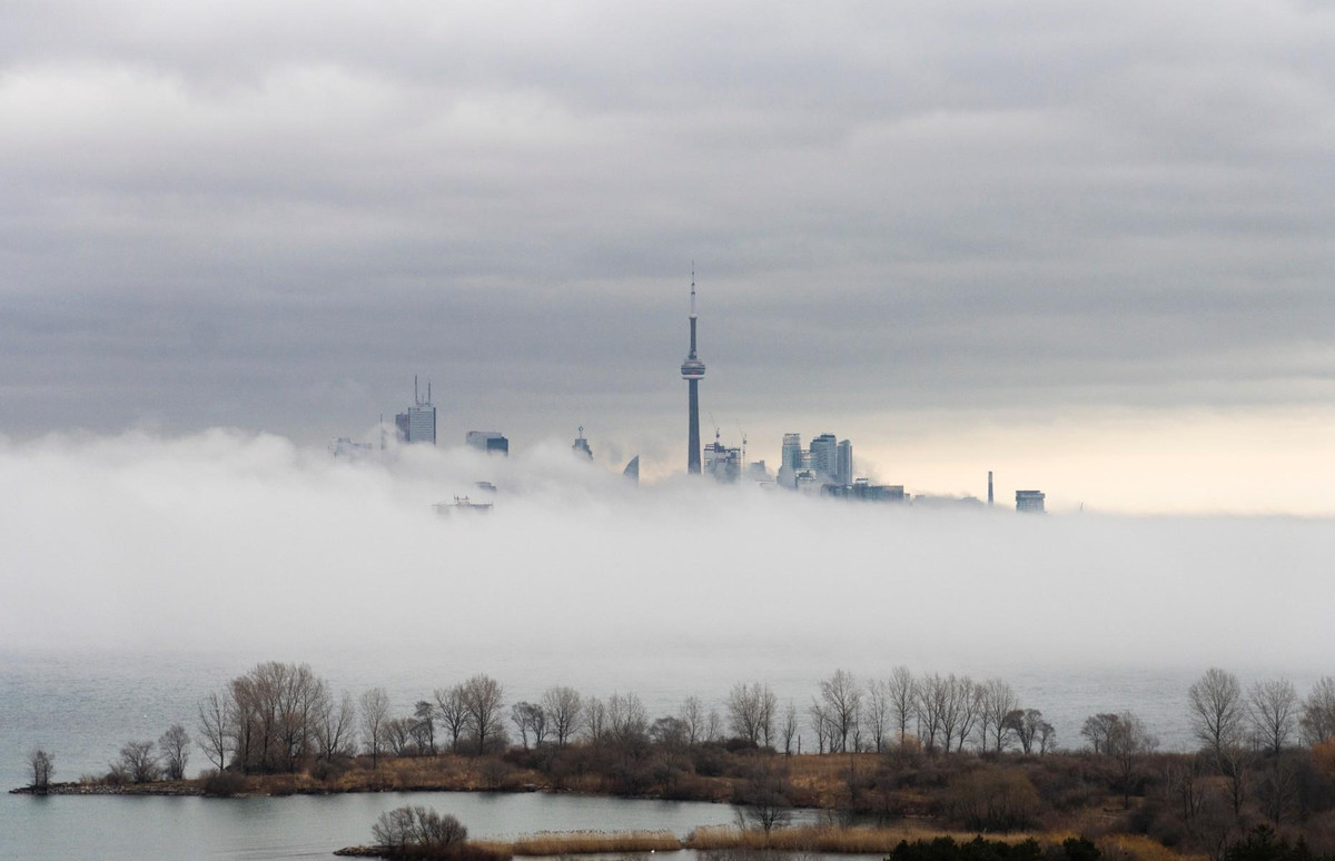  Sương mù ở Toronto, Canada: Màn sương mù huyền bí ập đến Toronto, Canada, vào ngày 20/3. Tháp CN nổi tiếng và đường chân trời thành phố bị bao phủ trong đám mây trắng kỳ lạ.