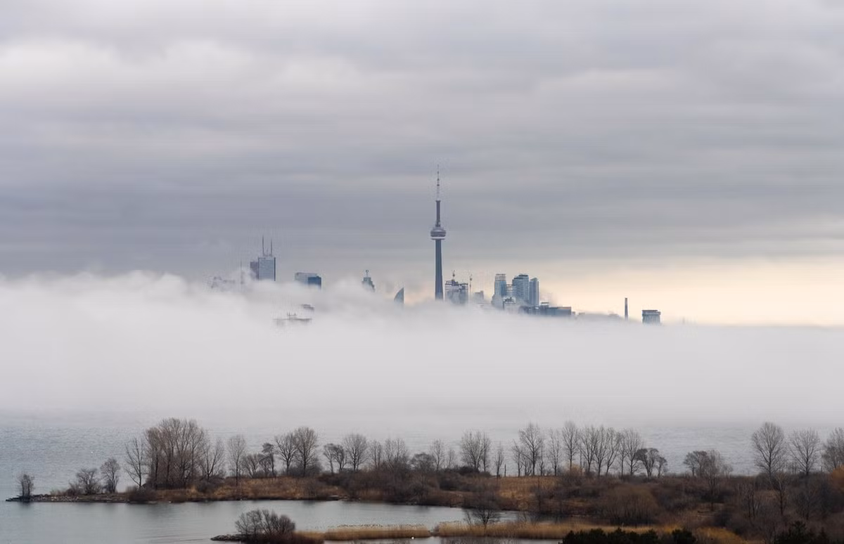  Sương mù ở Toronto, Canada: Màn sương mù huyền bí ập đến Toronto, Canada, vào ngày 20/3. Tháp CN nổi tiếng và đường chân trời thành phố bị bao phủ trong đám mây trắng kỳ lạ.