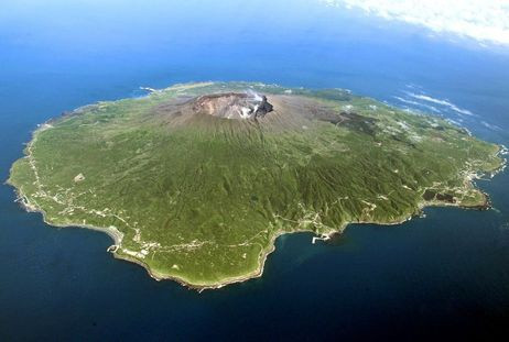 Miyake-jima là đảo nhỏ thuộc nhóm đảo Izu ở phía đông nam Honshu, Nhật Bản. Núi lửa Oyama nằm trên đảo. Trong lần phun trào gần nhất kéo dài từ năm 2000 tới năm 2004, cư dân của đảo phải sơ tán. Họ về nhà trong năm 2005 nhưng vẫn rất thận trọng với ngọn núi.