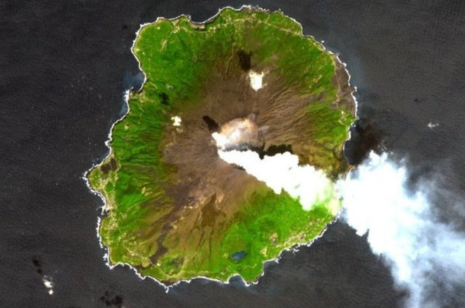 Sau khi ngừng hoạt động, núi lửa Oyama vẫn nhả khí sulfuric vào không khí, khiến người dân trên đảo phải sử dụng mặt nạ phòng độc liên tục.