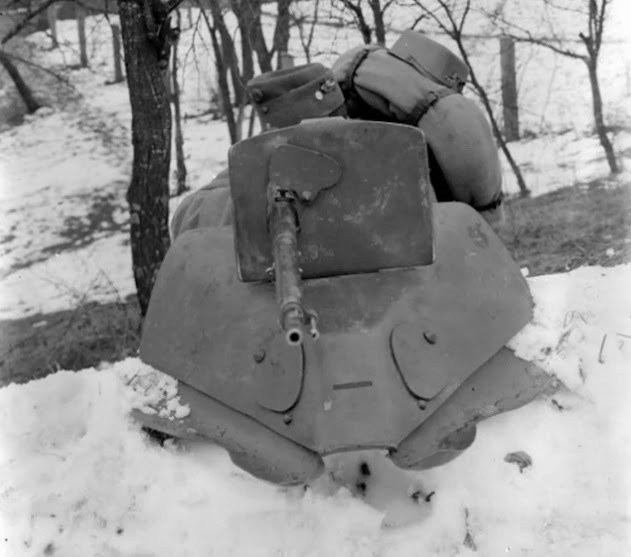 Khi tác chiến, binh sĩ có thể gập áo lại, biến nó thành vật chắn đạn. Ảnh: Imgur