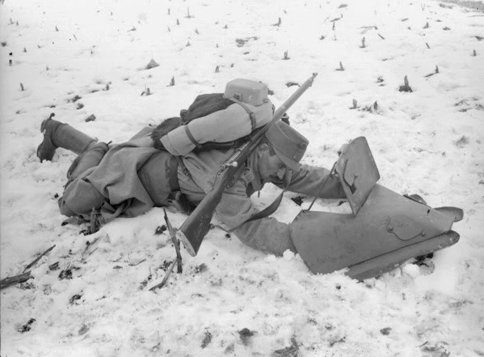 Cận cảnh chiếc áo chống đạn đa năng mà binh sĩ sử dụng trên chiến trường một thế kỷ trước. Ảnh: Imgur