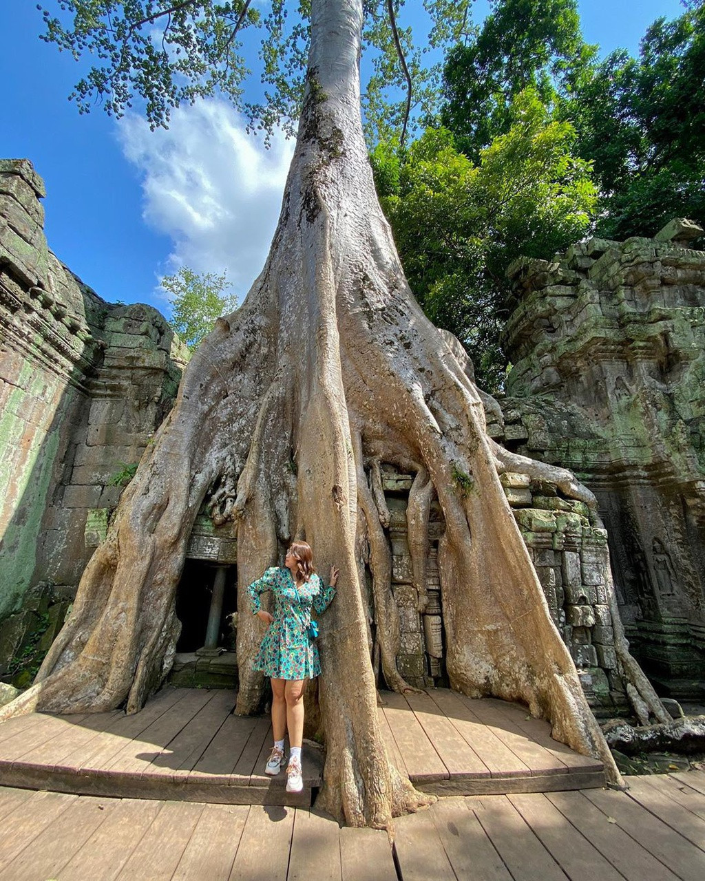 Ngôi đền nằm trong công viên khảo cổ chính của UNESCO, cách Siem Reap 12,1 km. Từ trung tâm Siem Reap, có 2 đường chính là đại lộ Sivatha và đường Pokambor để đến được địa điểm này. Ảnh: Shewandersabroad.