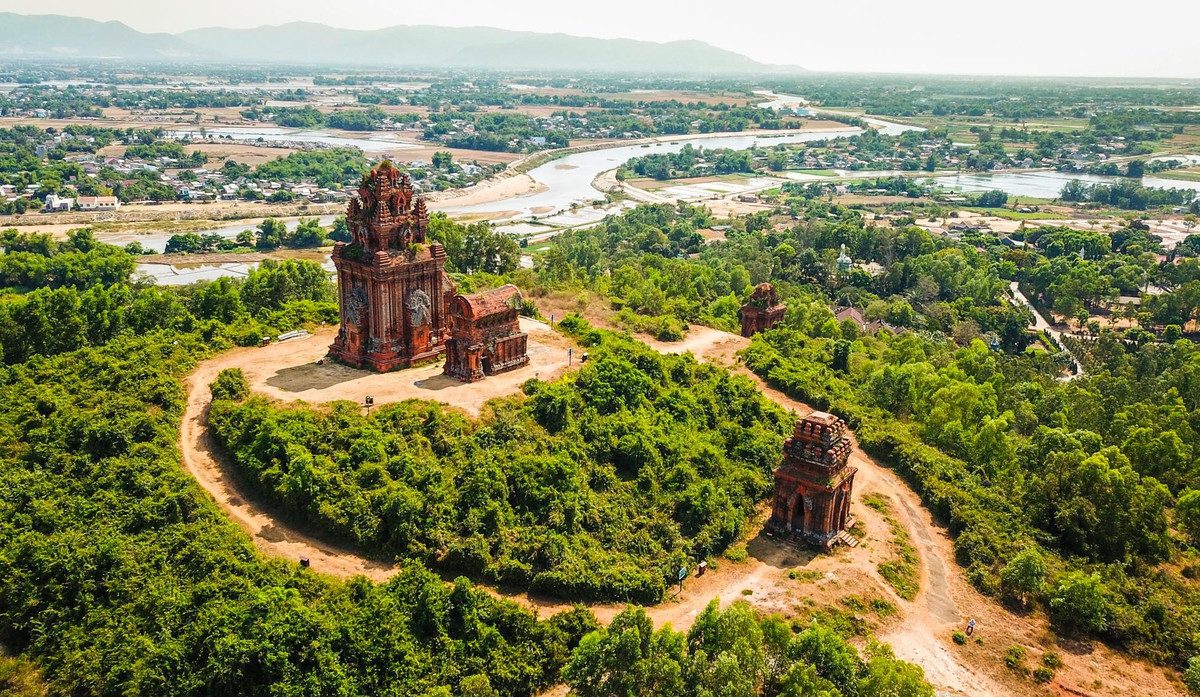 Tháp Bánh Ít còn gọi là tháp Bạc, nằm trên một quả đồi cao ở huyện Tuy Phước, tỉnh Bình Định. Theo nhiều người lý giải, sở dĩ gọi là tháp Bánh Ít vì nhìn từ xa trông công trình kiến trúc này như chiếc bánh ít đặc trưng ở địa phương. Ảnh: Minh Hoàng.