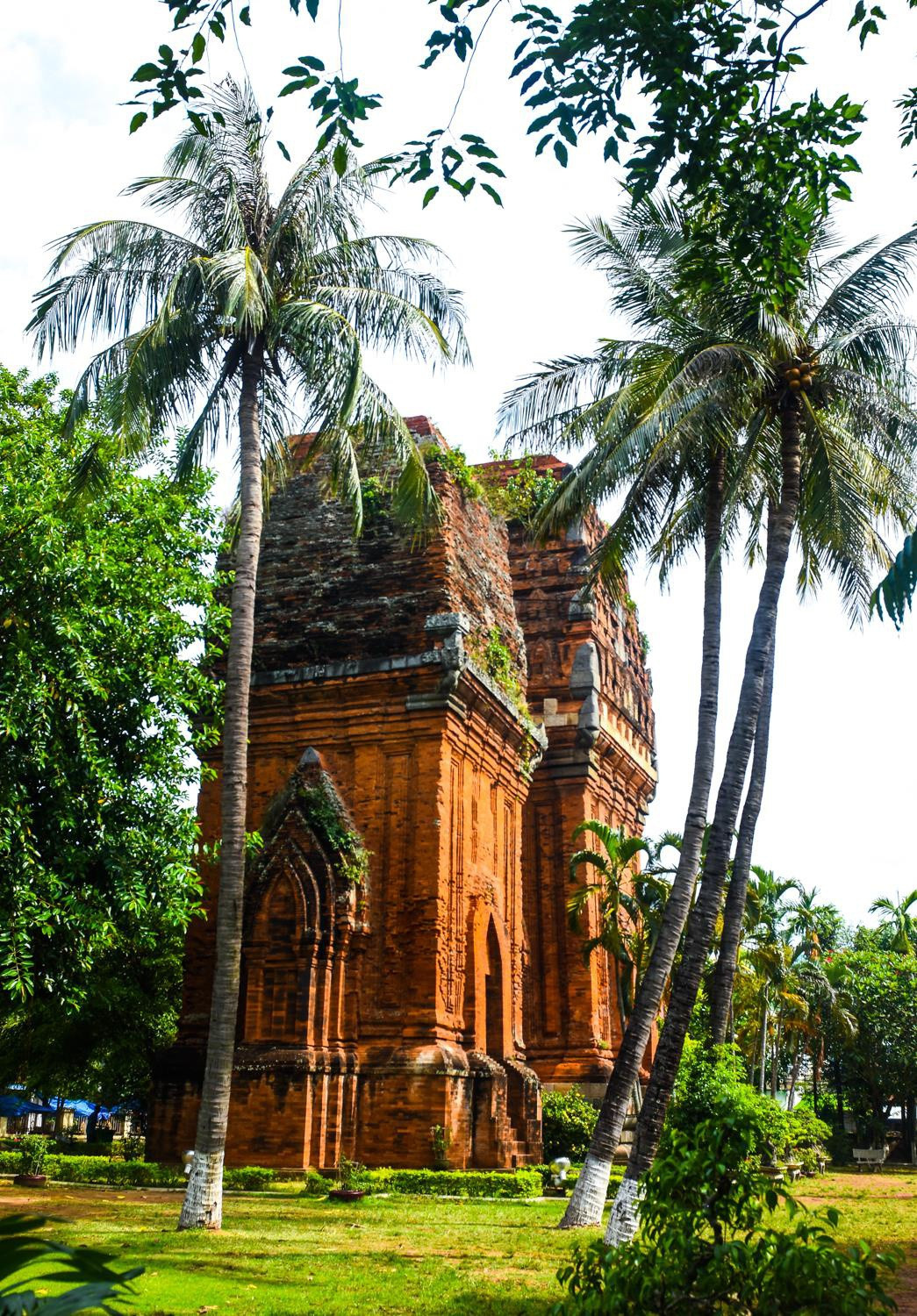 Tháp Đôi nằm ngay trung tâm TP Quy Nhơn. Theo nội dung bảng thuyết minh đặt tại điểm đến, công trình có niên đại cuối thế kỷ 12, đầu thế kỷ 13, là đền tháp Chăm có pha trộn phong cách nghệ thuật Khmer độc đáo, gồm khối thân vuông và phần đỉnh hình tháp mặt cong đặc trưng. Ảnh: Minh Hoàng.