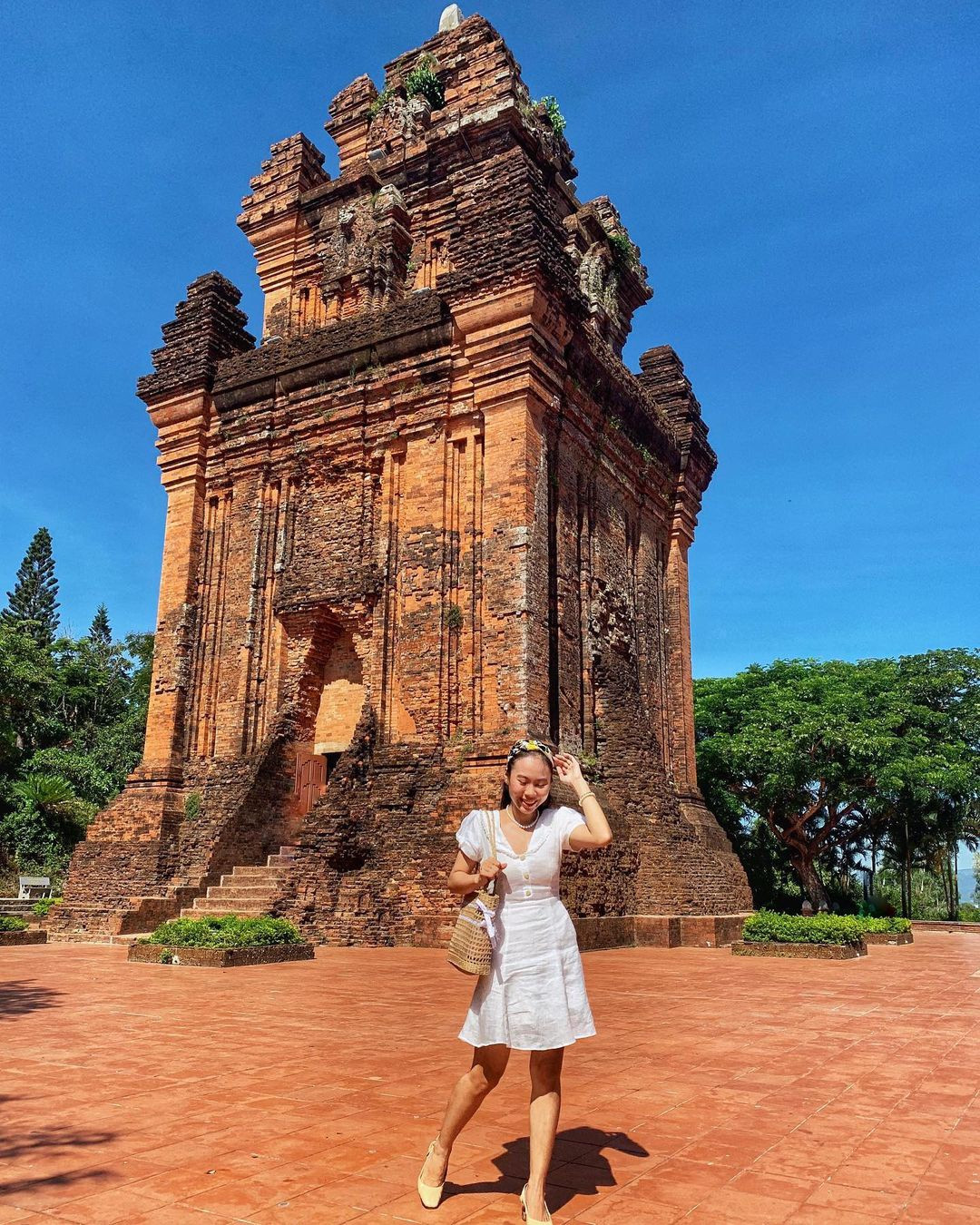 Tháp Nhạn nổi tiếng ở TP Tuy Hòa, tỉnh Phú Yên được xếp hạng di tích quốc gia đặc biệt vào năm 2018. Theo nội dung bia giới thiệu đặt tại di tích, ngôi tháp Chăm này có niên đại khoảng thế kỷ 11, cao gần 24 m, mang nhiều giá trị đặc sắc. Ảnh: Trần Thị Phương Quỳnh.