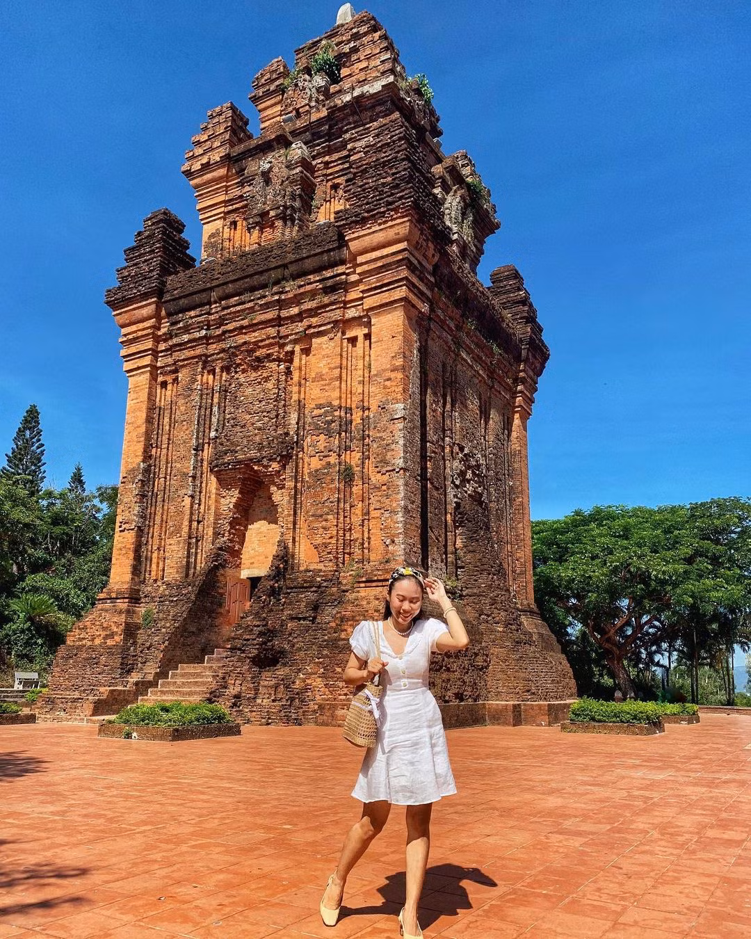 Tháp Nhạn nổi tiếng ở TP Tuy Hòa, tỉnh Phú Yên được xếp hạng di tích quốc gia đặc biệt vào năm 2018. Theo nội dung bia giới thiệu đặt tại di tích, ngôi tháp Chăm này có niên đại khoảng thế kỷ 11, cao gần 24 m, mang nhiều giá trị đặc sắc. Ảnh: Trần Thị Phương Quỳnh.