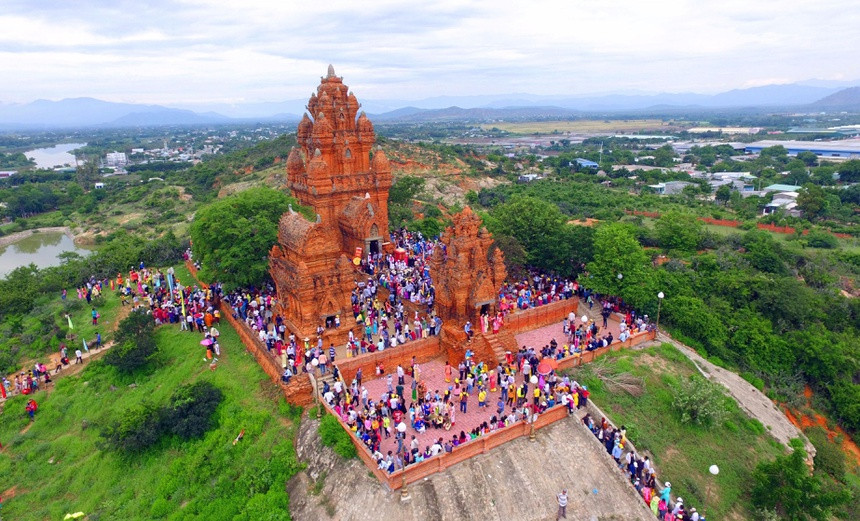 br/> Nằm trên một ngọn đồi cao ở TP Phan Rang - Tháp Chàm, tháp Pô Klong Garai được xếp hạng di tích quốc gia đặc biệt vào năm 2016. Theo hồ sơ di tích của Cục Di sản văn hóa, tháp thờ vua Pô Klong Garai, người được đồng bào Chăm tôn kính, nhớ ơn vì có nhiều công trạng như chống ngoại xâm, giúp dân làm thủy lợi... Ảnh: Lê Mạnh Linh.