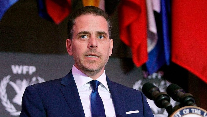 Trong khi hẹn hò Hallie, Hunter có con với Lunden Alexis Roberts - vũ công thoát y. Tháng 5/2019, cùng thời điểm Hunter kết hôn với người vợ hiện tại là Melissa Cohen, Roberts kiện Hunter và đòi anh phải có trách nhiệm với đứa con chung. Sau khi xác nhận ADN, anh đồng ý chu cấp cho con và trả chi phí kiện tụng cho Roberts.