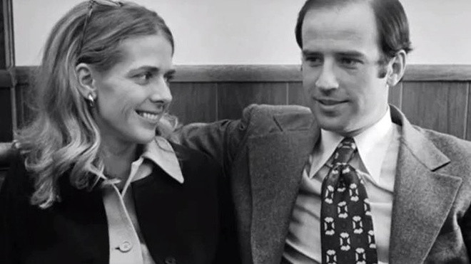 Ông Joe Biden kết hôn cùng người vợ đầu, Neilia Hunter, vào năm 1966. Hai người lần lượt có với nhau 3 người con: Joseph (còn gọi là Beau, sinh năm 1969), Robert (còn gọi là Hunter, sinh năm 1970) và Naomi (sinh năm 1971).