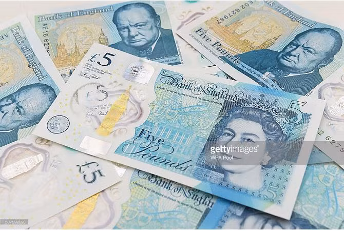  Bảng Anh chính được giới thiệu vào đầu năm 1158. Đến khoảng năm 1560-1561, Elizabeth I cùng nhóm cố vấn của bà đã đưa ra “đồng bảng Anh” như một đơn vị tiền tệ để chống lạm phát. Đây chính là đồng tiền có tuổi đời cao nhất, hiện còn được lưu hành. 