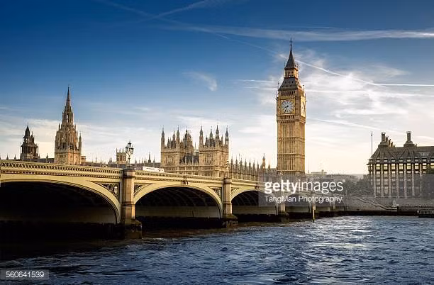  Nước Anh nằm ở khu vực Tây Âu. Đây chính là khu vực phát triển hùng mạnh nhất châu lục với những quốc gia tiêu biểu như Đức, Pháp, Vương quốc Anh.